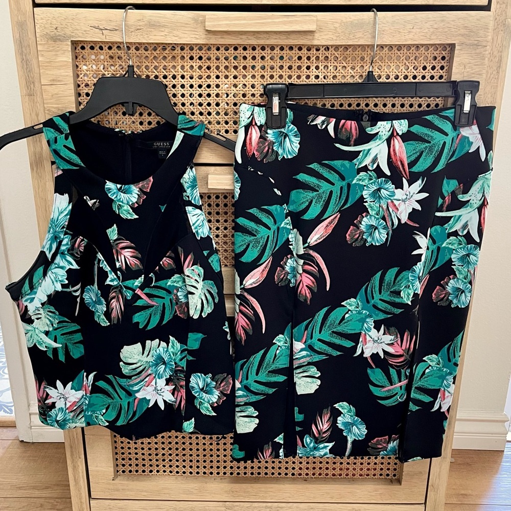 GUESS 2-Piece Tropical Scuba Skirt & Top Set (Size L)